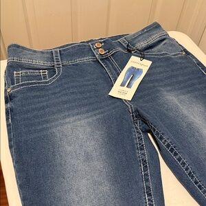 NWT WomenCurvy Mid Rise Capris Edgy Bling Back Pocket Stretch Jean Hot Summer 16